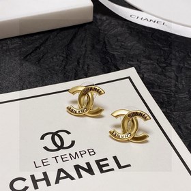 Chanel подержанные серьги с двойным C. Модели Chanel не нуждаются