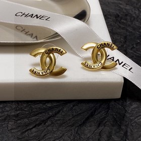 Chanel подержанные серьги с двойным C. Модели Chanel не нуждаются