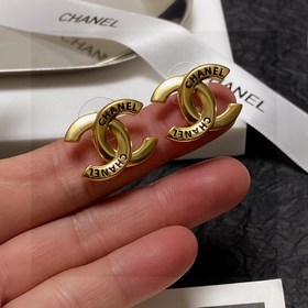 Chanel подержанные серьги с двойным C. Модели Chanel не нуждаются