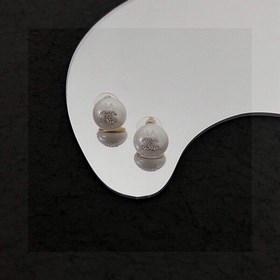 Chanel  Chanel Подержанные серьги-гвоздики от Chanel не нуждаютс