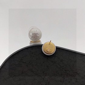 Chanel  Chanel Подержанные серьги-гвоздики от Chanel не нуждаютс