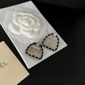 Chanel подлинные серьги с двойным логотипом. Оригинальный дизайн 