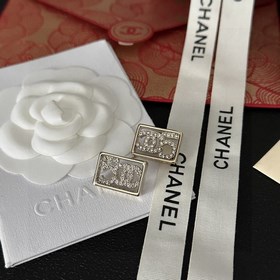 Chanel Б/у Серьги в стиле Chanel не нуждаются в представлении. Ка