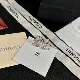 Chanel подержанные серьги с двойным C. Модели Chanel не нуждаются
