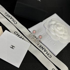 Chanel подержанные серьги с двойным C. Модели Chanel не нуждаются