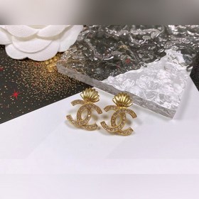 Chanel Б/у Серьги в стиле Chanel не нуждаются в представлении. Ка