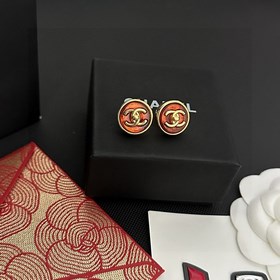 Chanel подержанные серьги с двойным C. Модели Chanel не нуждаются