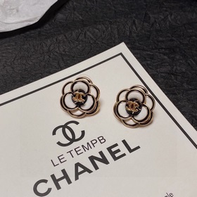 Новая версия высококачественных сережек Chanel с белыми камелиями