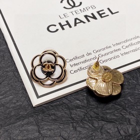 Новая версия высококачественных сережек Chanel с белыми камелиями