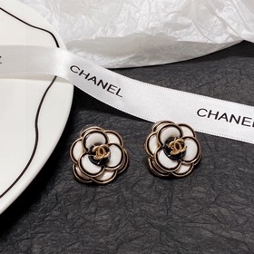 Новая версия высококачественных сережек Chanel с белыми камелиями