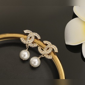 Chanel Классические серьги-гвоздики Chanel с двойным C и стразам