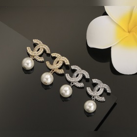 Chanel Классические серьги-гвоздики Chanel с двойным C и стразам