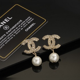 Chanel Классические серьги-гвоздики Chanel с двойным C и стразам