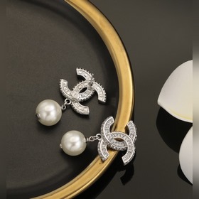 Chanel Классические серьги-гвоздики Chanel с двойным C и стразам