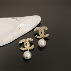 Chanel Классические серьги-гвоздики Chanel с двойным C и стразам