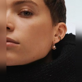 Материал V-Gold 8690180 Серьги Chanel с золотыми камелиями. Какая