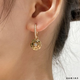 Материал V-Gold 8690180 Серьги Chanel с золотыми камелиями. Какая