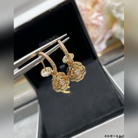 Материал V-Gold 8690180 Серьги Chanel с золотыми камелиями. Какая