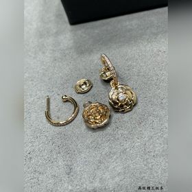 Материал V-Gold 8690180 Серьги Chanel с золотыми камелиями. Какая
