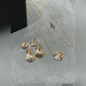 Материал V-Gold 8690180 Серьги Chanel с золотыми камелиями. Какая