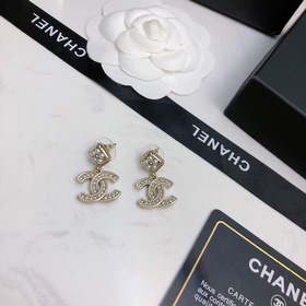 Chanel  Новая модель Chanel 2024 с уникальным дизайном и яркой и