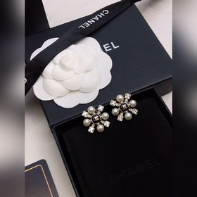 Chanel  [Chanel] Новейшие серьги-гвоздики, популярная модель, л