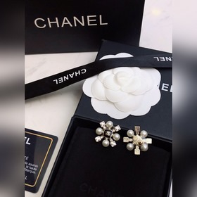 Chanel  [Chanel] Новейшие серьги-гвоздики, популярная модель, л