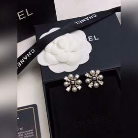 Chanel  [Chanel] Новейшие серьги-гвоздики, популярная модель, л