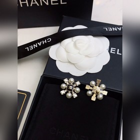 Chanel  [Chanel] Новейшие серьги-гвоздики, популярная модель, л