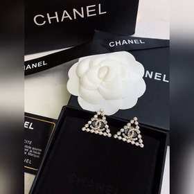 Chanel  Новейшие серьги-гвоздики [Chanel] Популярная модель, л