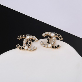 Chanel  Серьги-гвоздики с двойным символом Chanel Изысканно укр