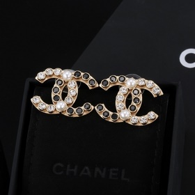 Chanel  Серьги-гвоздики с двойным символом Chanel Изысканно укр