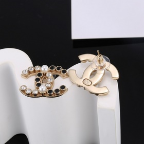 Chanel  Серьги-гвоздики с двойным символом Chanel Изысканно укр