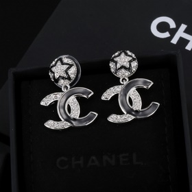Серьги-гвоздики Chanel Star. Изысканно украшают мочки ушей, выгля