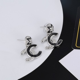 Серьги-гвоздики Chanel Star. Изысканно украшают мочки ушей, выгля