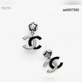 Серьги-гвоздики Chanel Star. Изысканно украшают мочки ушей, выгля