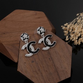 Серьги-гвоздики Chanel Star. Изысканно украшают мочки ушей, выгля