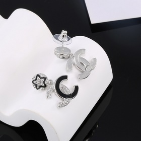 Серьги-гвоздики Chanel Star. Изысканно украшают мочки ушей, выгля