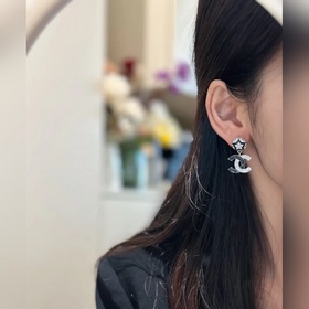 Серьги-гвоздики Chanel Star. Изысканно украшают мочки ушей, выгля