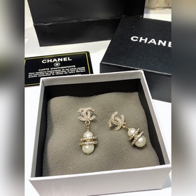 Chanel Уровень покупки CHANEL Маленькие серьги с жемчугом Chanel