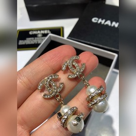 Chanel Уровень покупки CHANEL Маленькие серьги с жемчугом Chanel