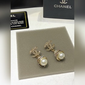 Chanel Уровень покупки CHANEL Маленькие серьги с жемчугом Chanel