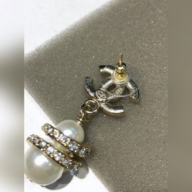 Chanel Уровень покупки CHANEL Маленькие серьги с жемчугом Chanel