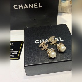 Chanel Уровень покупки CHANEL Маленькие серьги с жемчугом Chanel