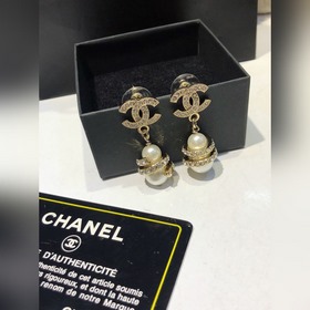 Chanel Уровень покупки CHANEL Маленькие серьги с жемчугом Chanel