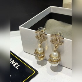 Chanel Уровень покупки CHANEL Маленькие серьги с жемчугом Chanel