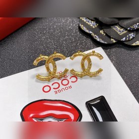 Chanel подержанные серьги с двойным C. Модели Chanel не нуждаются