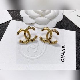 Chanel подержанные серьги с двойным C. Модели Chanel не нуждаются
