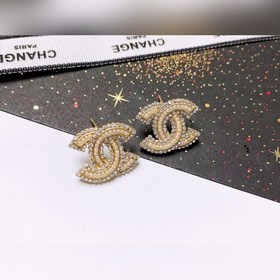 Chanel подержанные серьги с двойным C. Модели Chanel не нуждаются