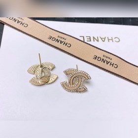 Chanel подержанные серьги с двойным C. Модели Chanel не нуждаются